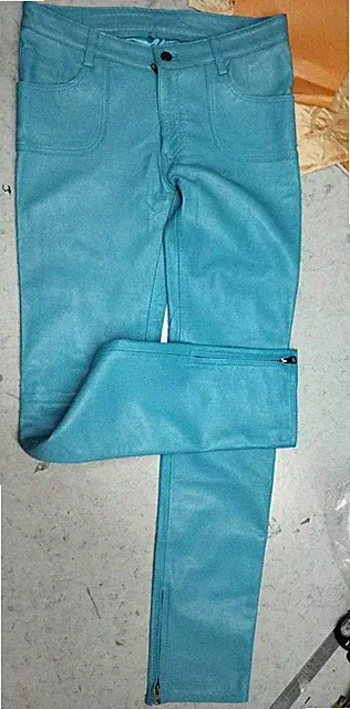 Neue türkisfarbene Leder-Schweißhose für Herren. Jeanshose aus echtem...