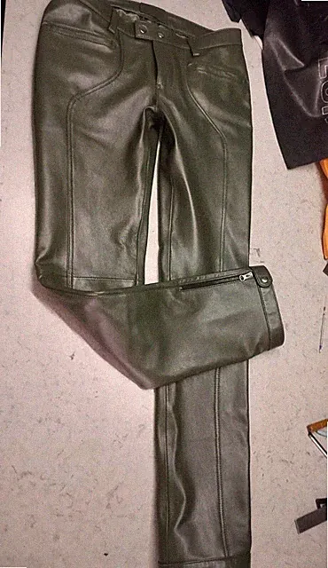 Neue waldgrüne Herren-Jogginghose aus Leder. Echte weiche Lammlederhose.