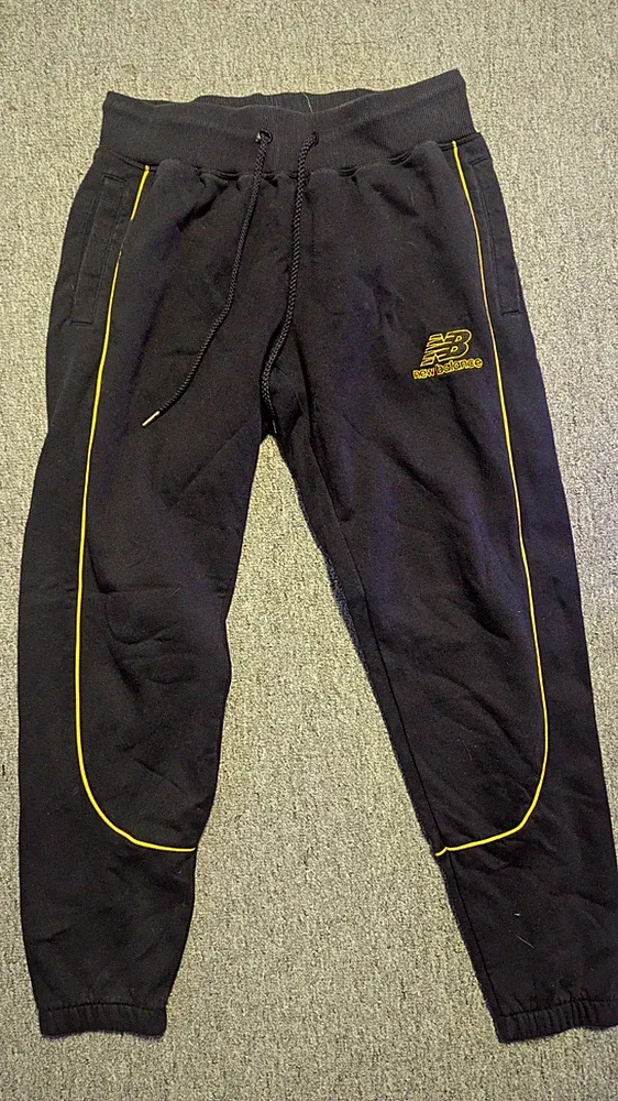 New Balance Jogginghose – Schwarz mit gelben Streifen – Gr. M