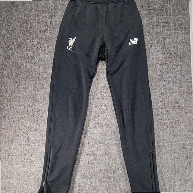 New Balance Liverpool Hose Jogginghose schwarz, Teens Small Herren siehe Maße
