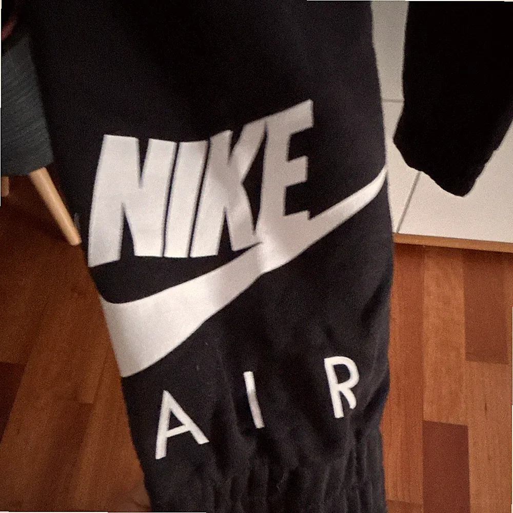 Nike Air Jogginghose Herren S Schwarz Logo Kordelzug elastisch Reißverschl.