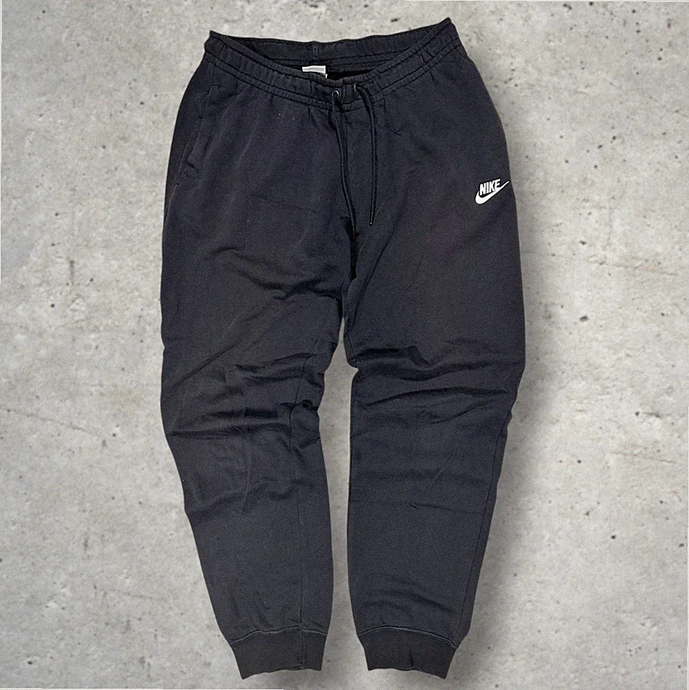 Nike Basic Herren Jogginghose Schwarz Swoosh Sweatpants Sport Freizeit (Gr. M)