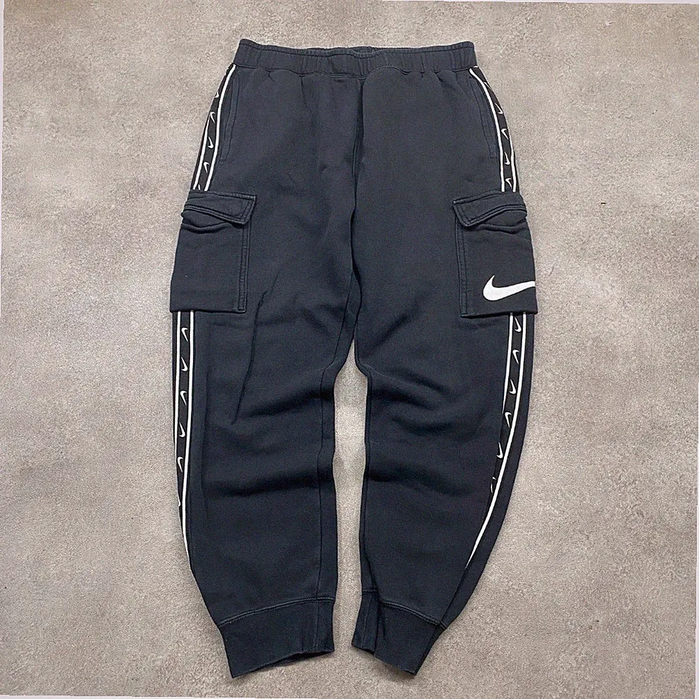 Nike Cargo Jogginghose Herren Medium Swoosh Tape Streifen Sport...