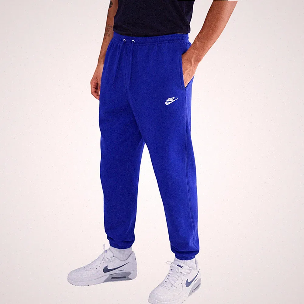 Nike Club Herren Jogginghose FN3808 Cuffed Brushed Fleece Embroidered Trousers