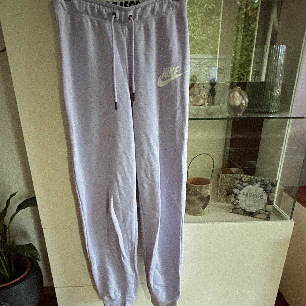 Nike Damen Jogginghose S Lila mit Logo, Bindeverschluss für Sport & Freizeit