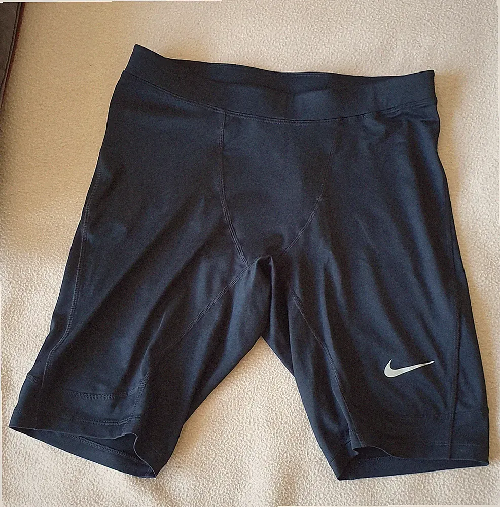 Nike / Dri-Fit / Laufen / Hose / Herren / kurz / L