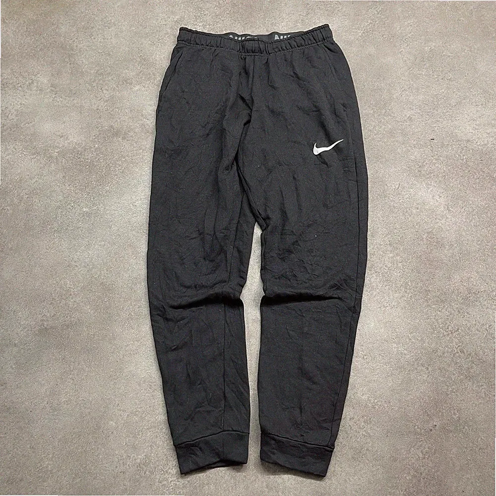 Nike Dri-FIT Trainingshose Herren Medium Swoosh Tapered Jogginghose, Schwarz