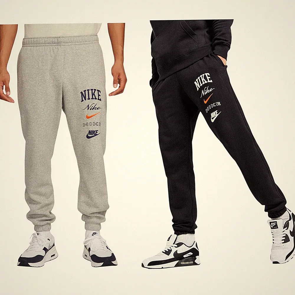 NIKE FN2644 Herren Fleece Jogginghose Varsity Stacked Swoosh Standard Fit...
