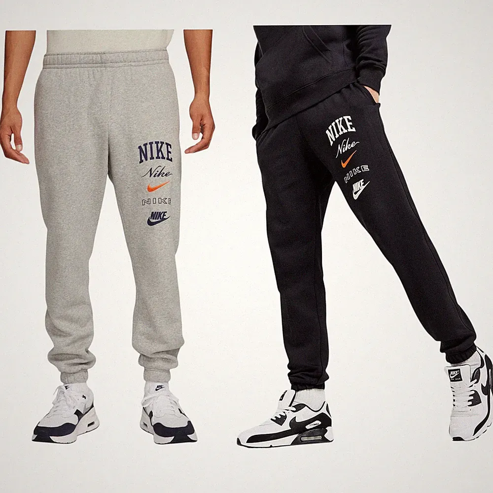 NIKE FN2644 Herren Fleece Jogginghose Varsity Stacked Swoosh Standard Fit Full Pant