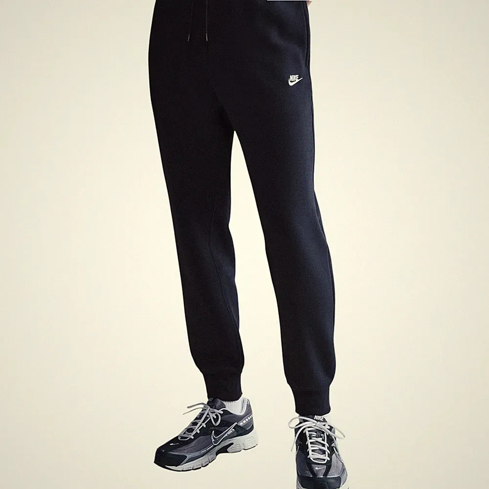 NIKE Herren Jogginghose BV26771 Clubhose Standard Fit Soft Sportswear Fleece