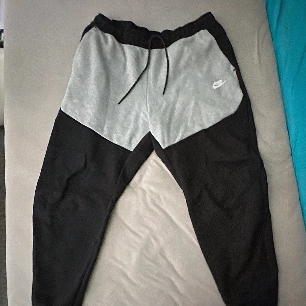Nike Herren Jogginghose Fleece grau/schwarz Gr. XL, Kordelzug, Taschen, tapered