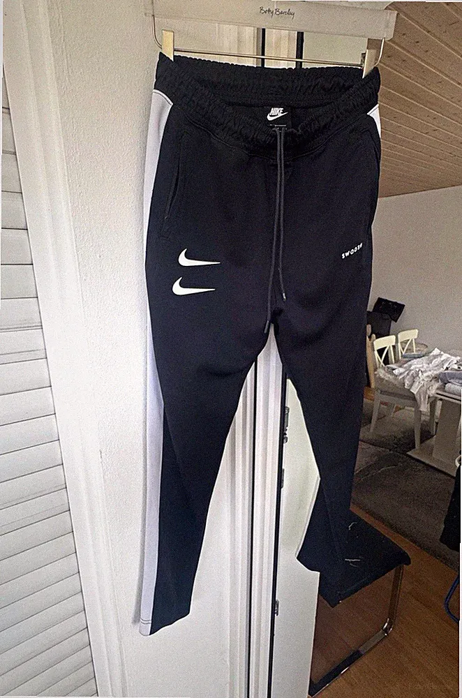Nike Herren Jogginghose Gr. S Schwarz/Weiß Swoosh Seitenstreifen Kordelzug