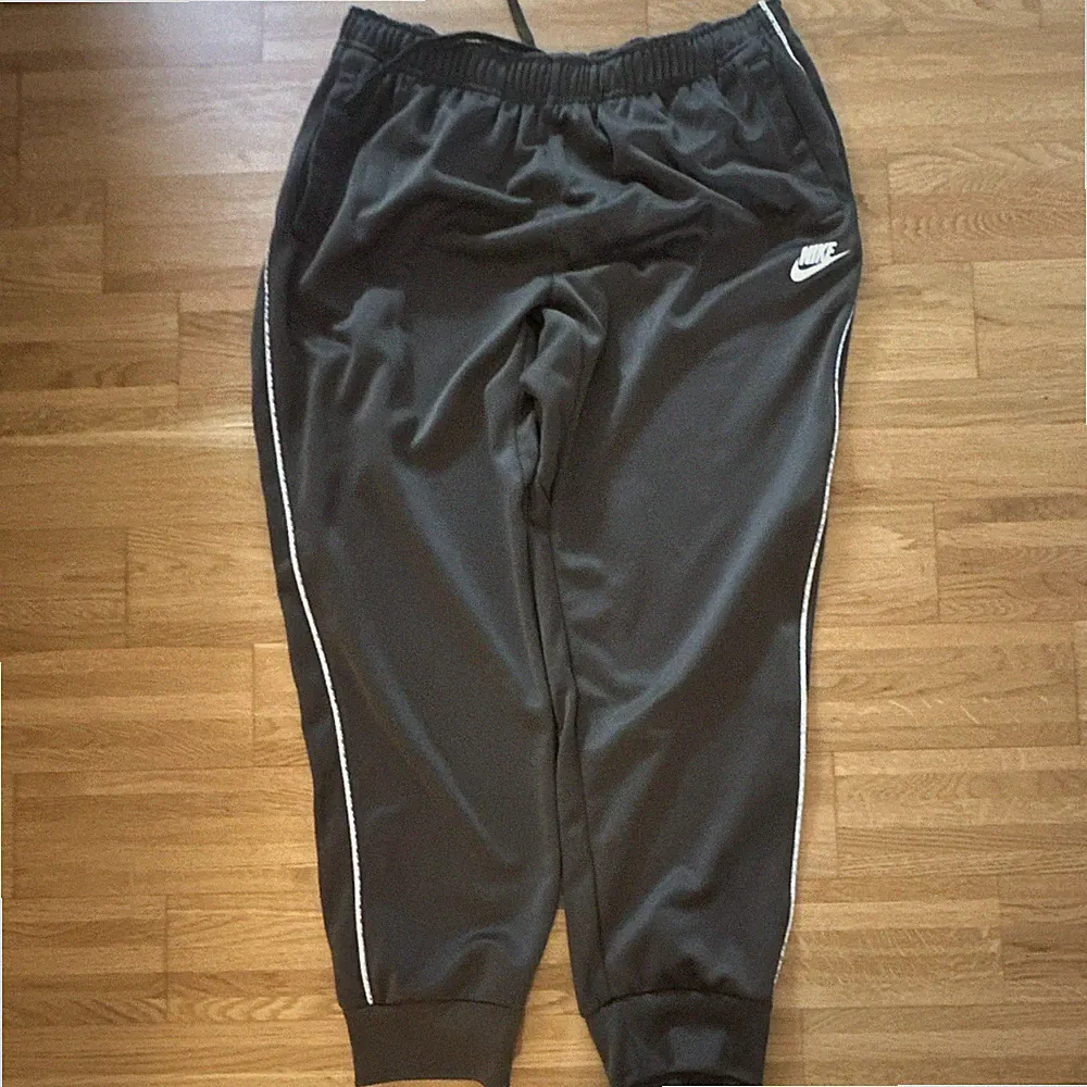Nike Herren Jogginghose grün/Weiß XL Polyester, Tapered, Taschen, Zugband