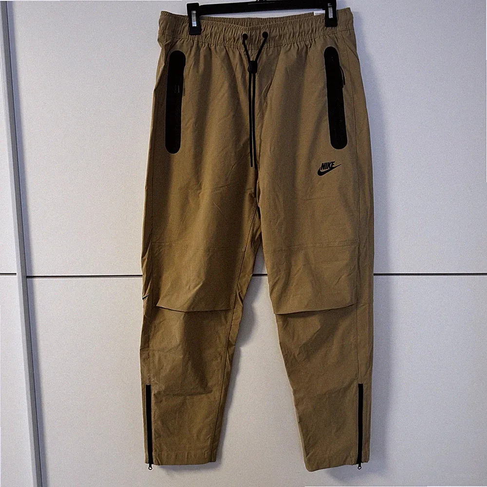 Nike Herren Jogginghose Oversize Grau Tech Woven Pants Größe M Neu mit Etikett