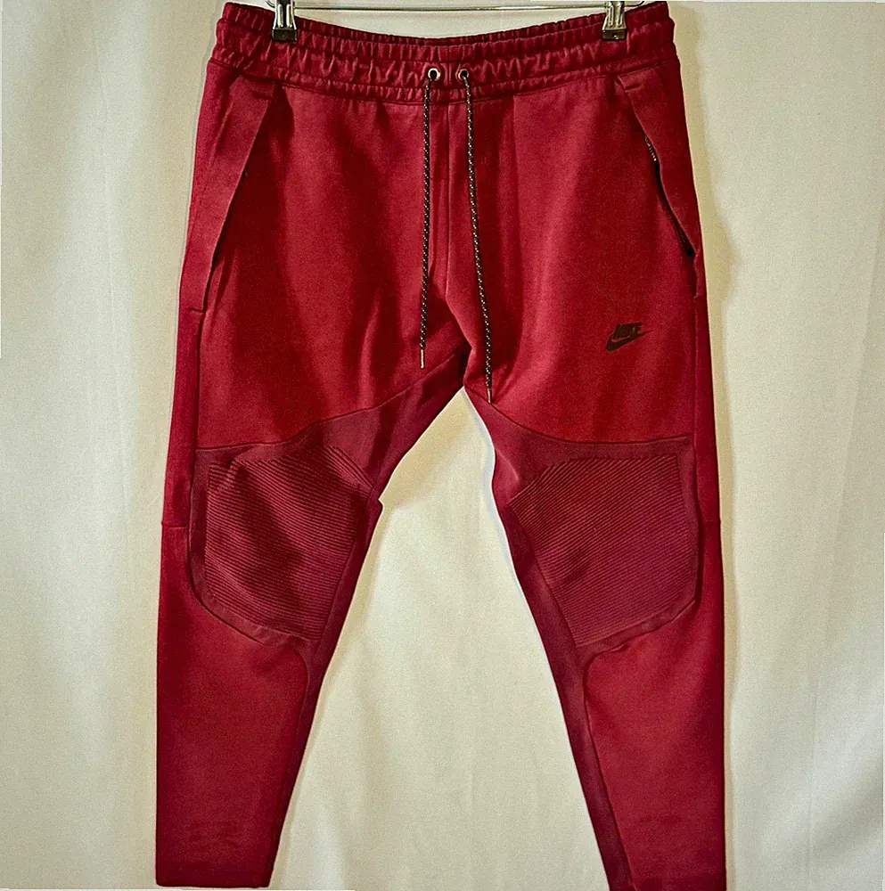 Nike Herren Jogginghose Rot Gr. M Tapered mit Reißverschlusstasche