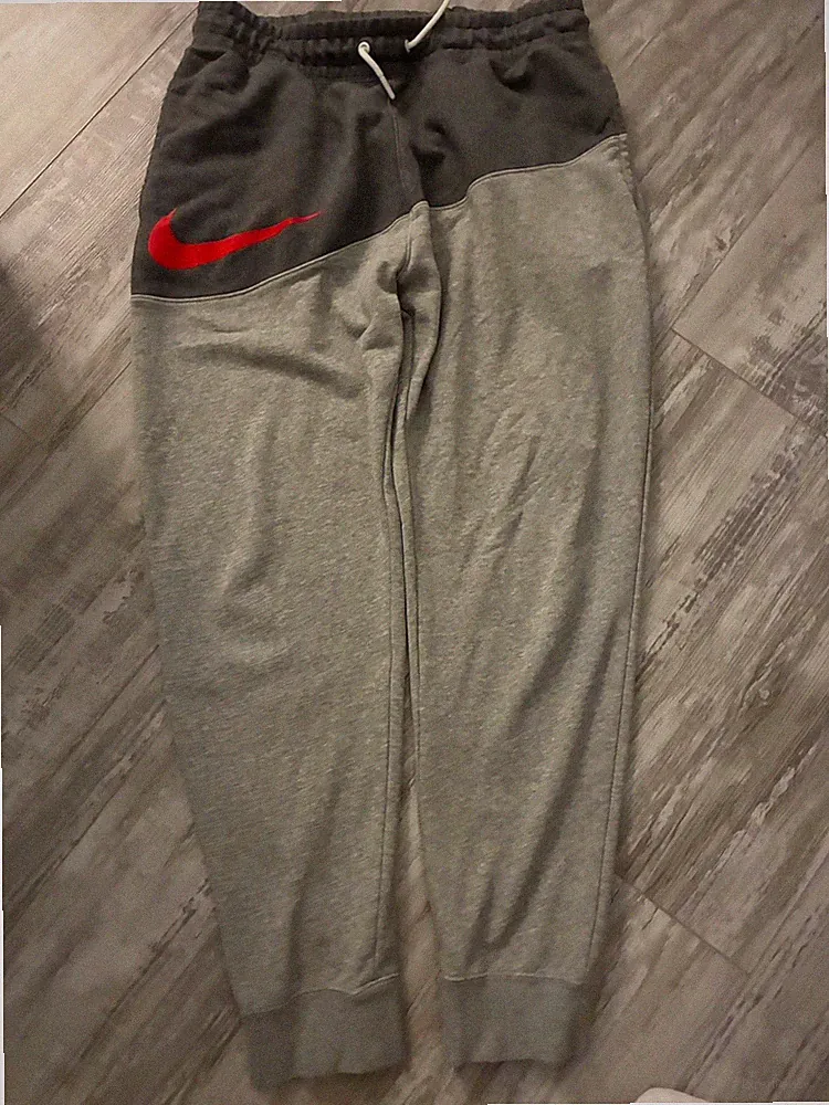 Nike Herren Jogginghose S Grau/Schwarz Rot Swoosh Fleece Regular Taschen