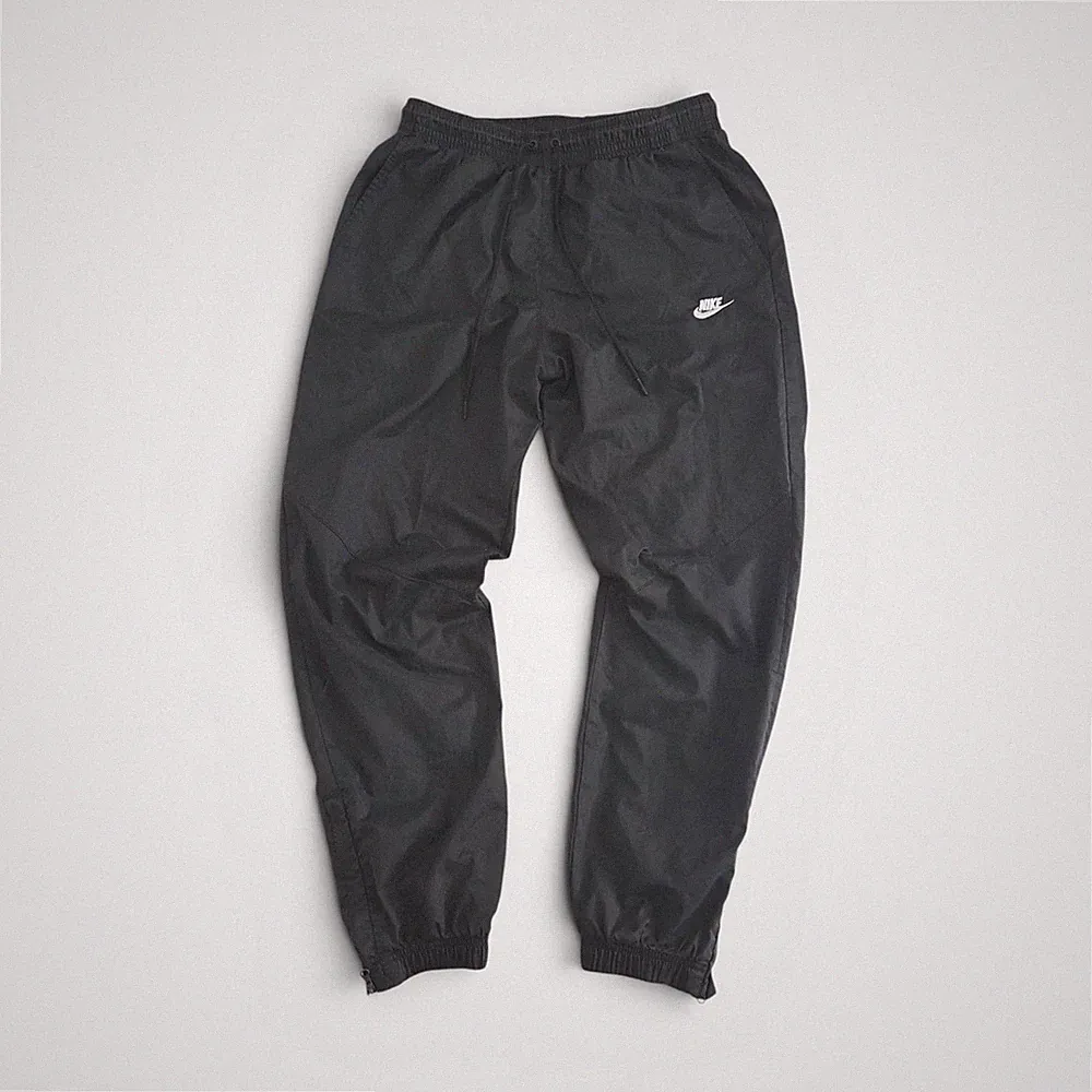 Nike Herren Jogginghose Schwarz L Tapered mit Reißverschlusstaschen