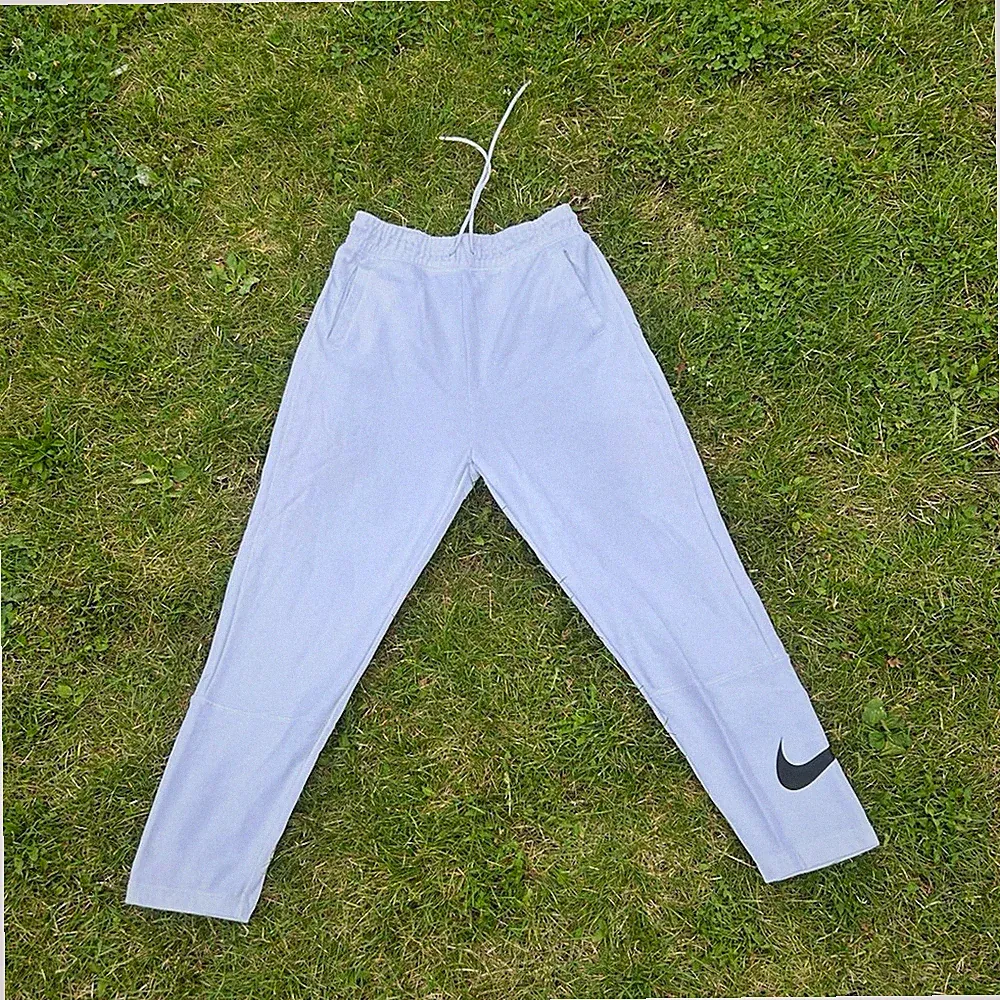 Nike Herren Jogginghose Weiß Gr. M Polyester Zugband elastischer Bund tapered