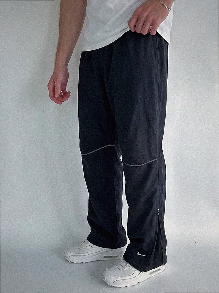 Nike Herren Trainingshose L Schwarz Polyester gerades Bein Taschen Bein-Zip