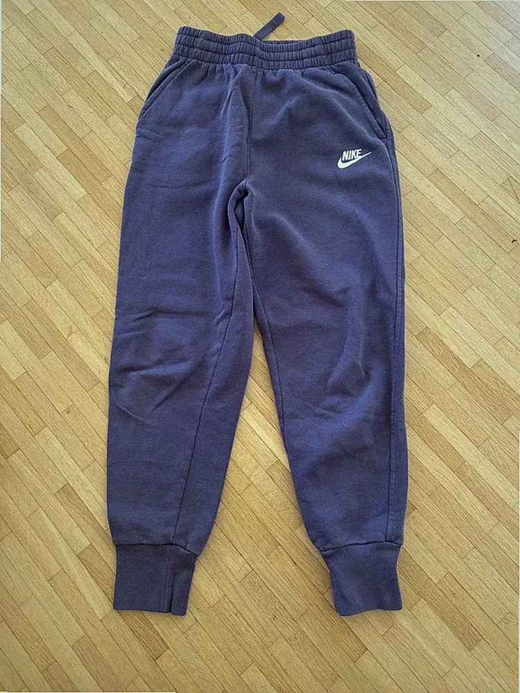 Nike Jogginghose Größe 137-146 lila