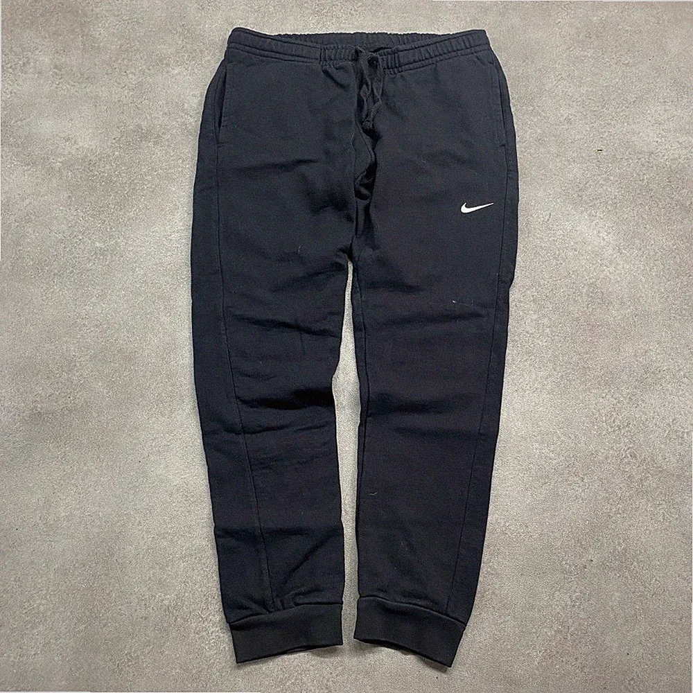 Nike Jogginghose Herren Large Swoosh Slim Fit Fleece Sport Trainingshose, Sch...