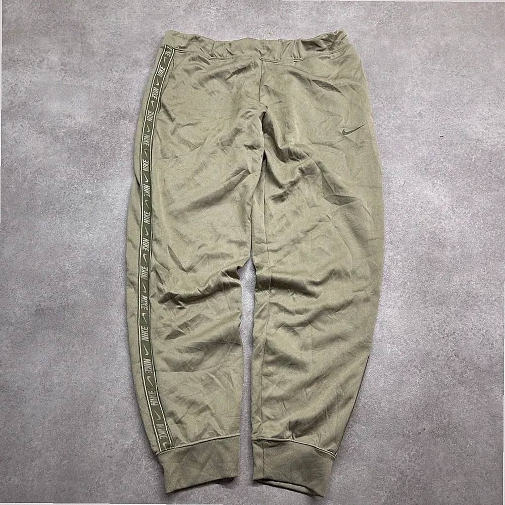 Nike Jogginghose Herren Large Swoosh Taped Relaxed Fit Trainingshose, Khaki...