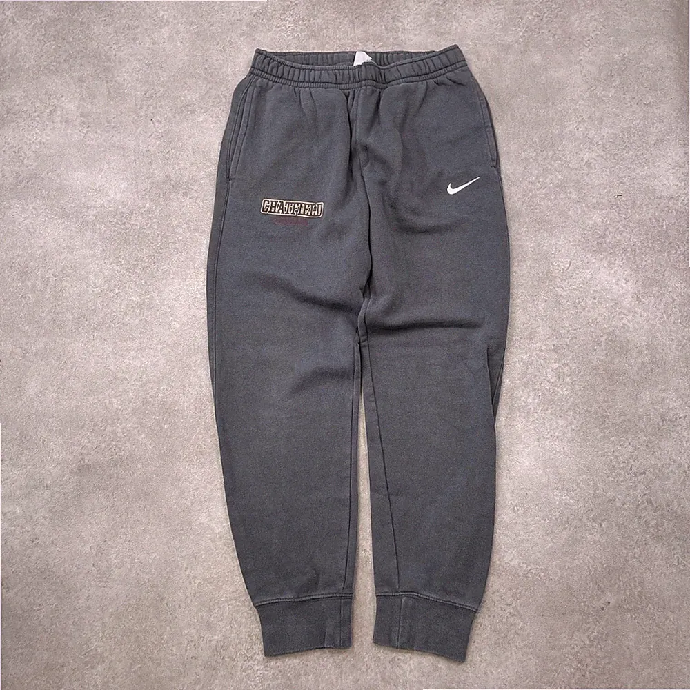 Nike Jogginghose Herren Small Chatfield College Graphic Swoosh Sweatpants, Grau