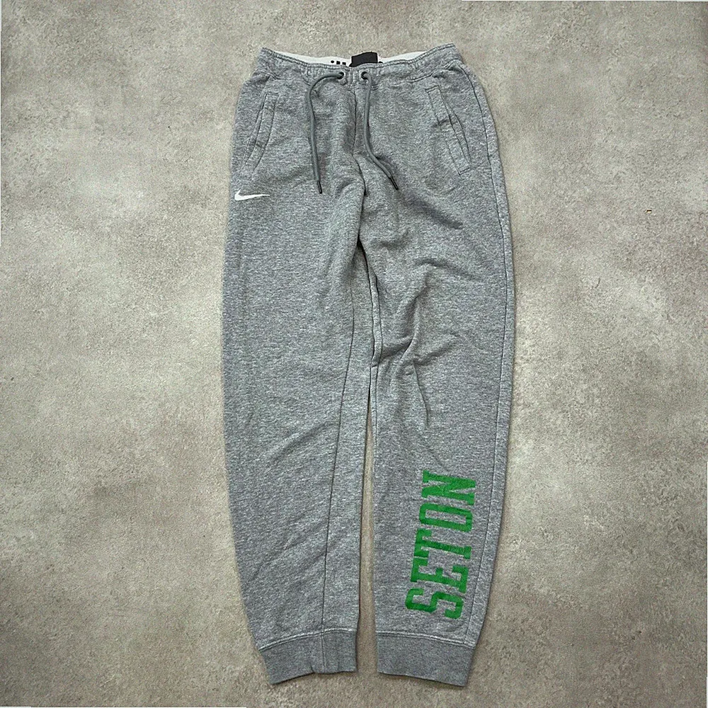 Nike Jogginghose Herren Small Seton College Spellout Swoosh Sweatpants, Grau