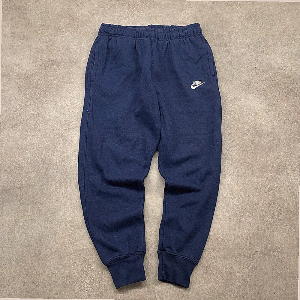 Nike Jogginghose Herren Small Swoosh bestickt Fleece Sport Trainingshose, Navy
