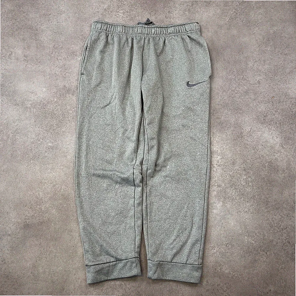 Nike Jogginghose Therma-Fit Herren Large Swoosh Tapered Sweatpants, Grau