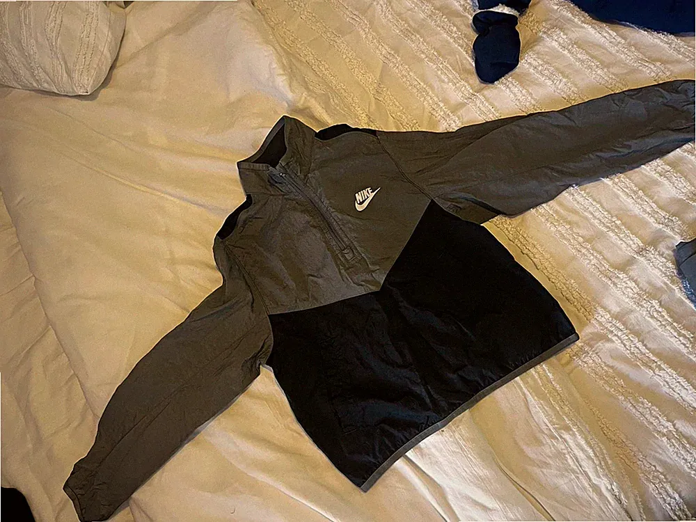 Nike Jungen Colourblock Windbreaker Jacke und Jogginghose grau/schwarz Größe S