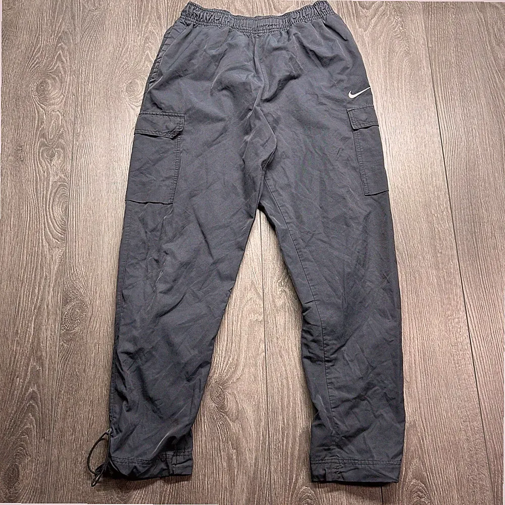 Nike Mens Cargo Windbreaker Pants Medium Dark Gray Elastic Waist Tapered Joggers