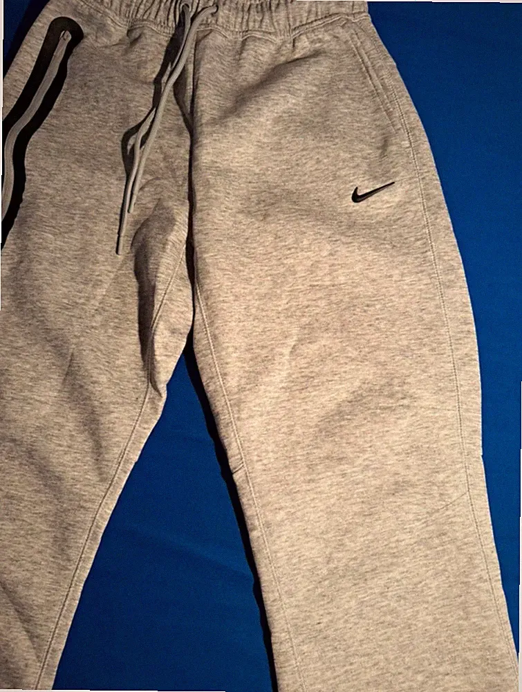 Nike NOCTA Herren Jogginghose M Grau Fleece mit Reißverschlusstasche