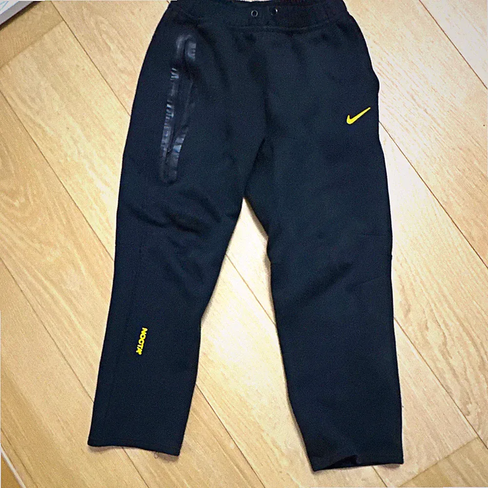 Nike NOCTA Herren Jogginghose M Schwarz/Gelb für Sport & Freizeit