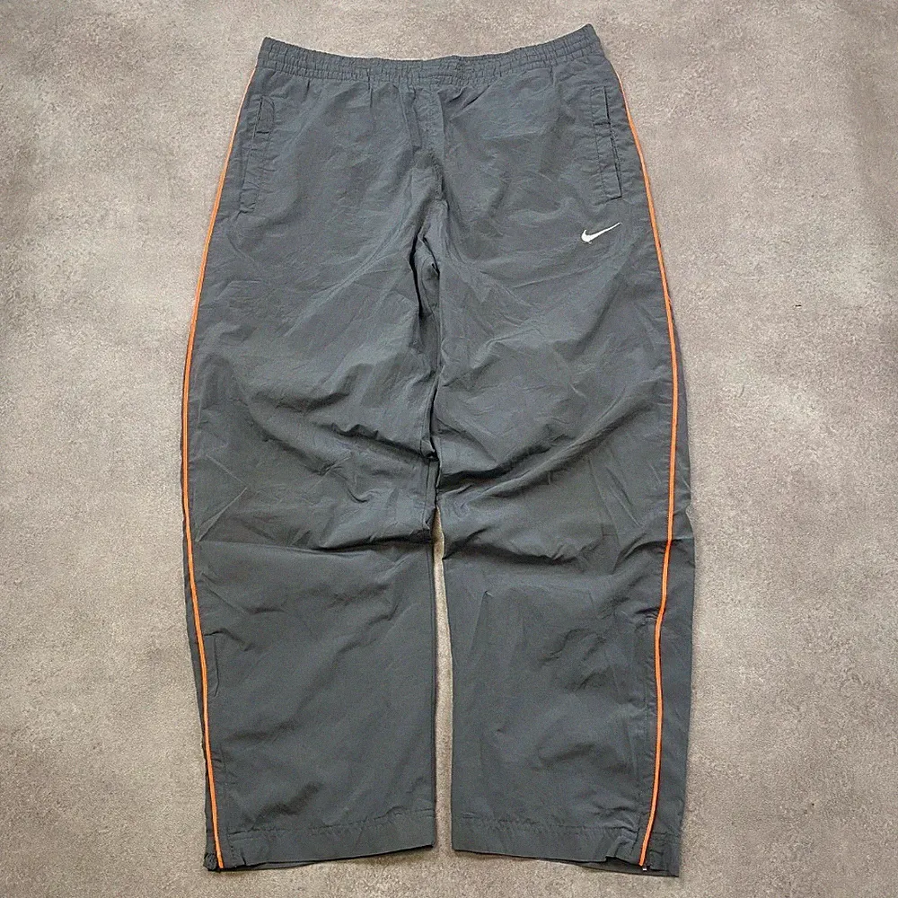 Nike Trainingshose Herren Large Dri-FIT Swoosh Seitenstreifen Jogginghose, grau
