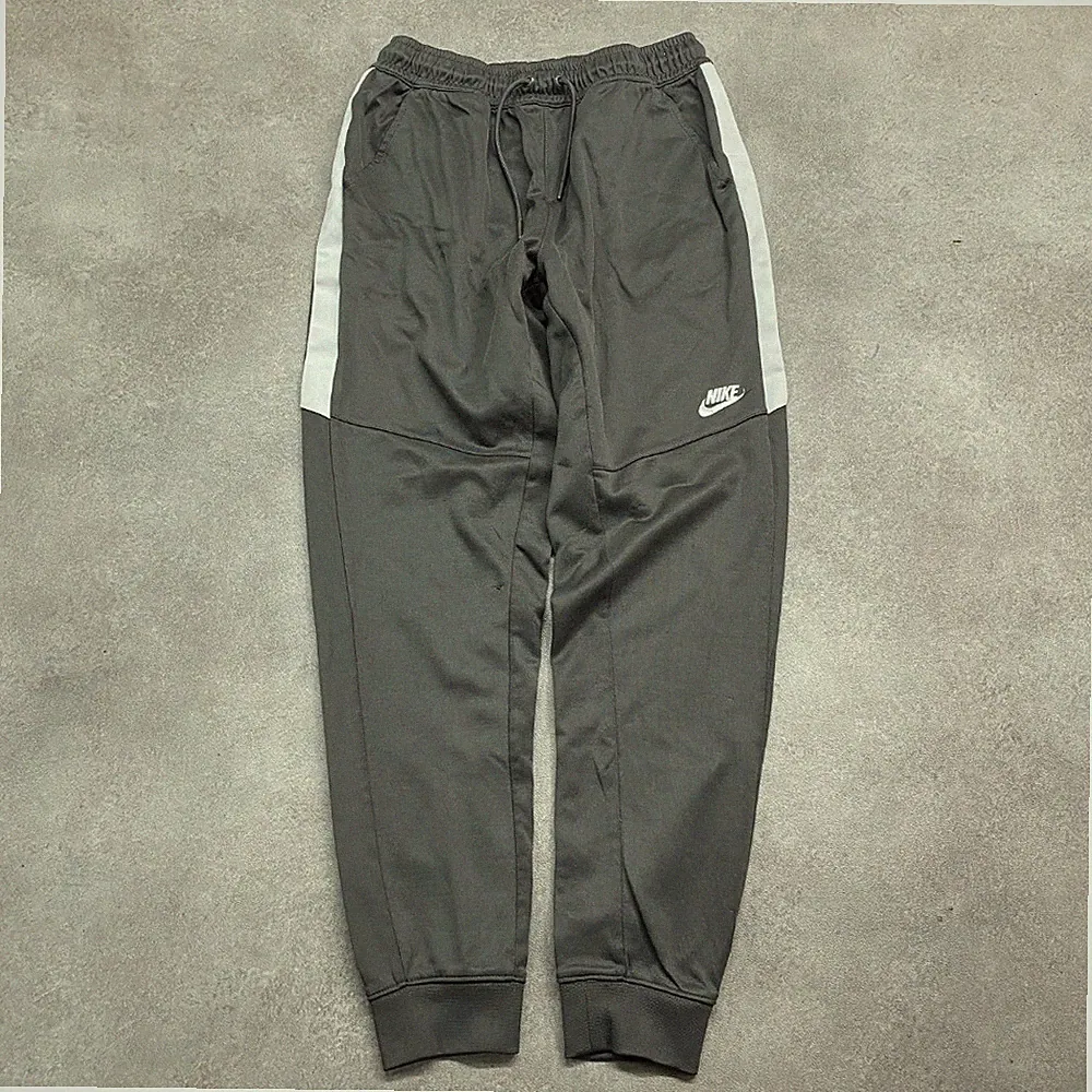 Nike Trainingshose Herren Small Swoosh Loose Fit Sport Jogginghose, Grau
