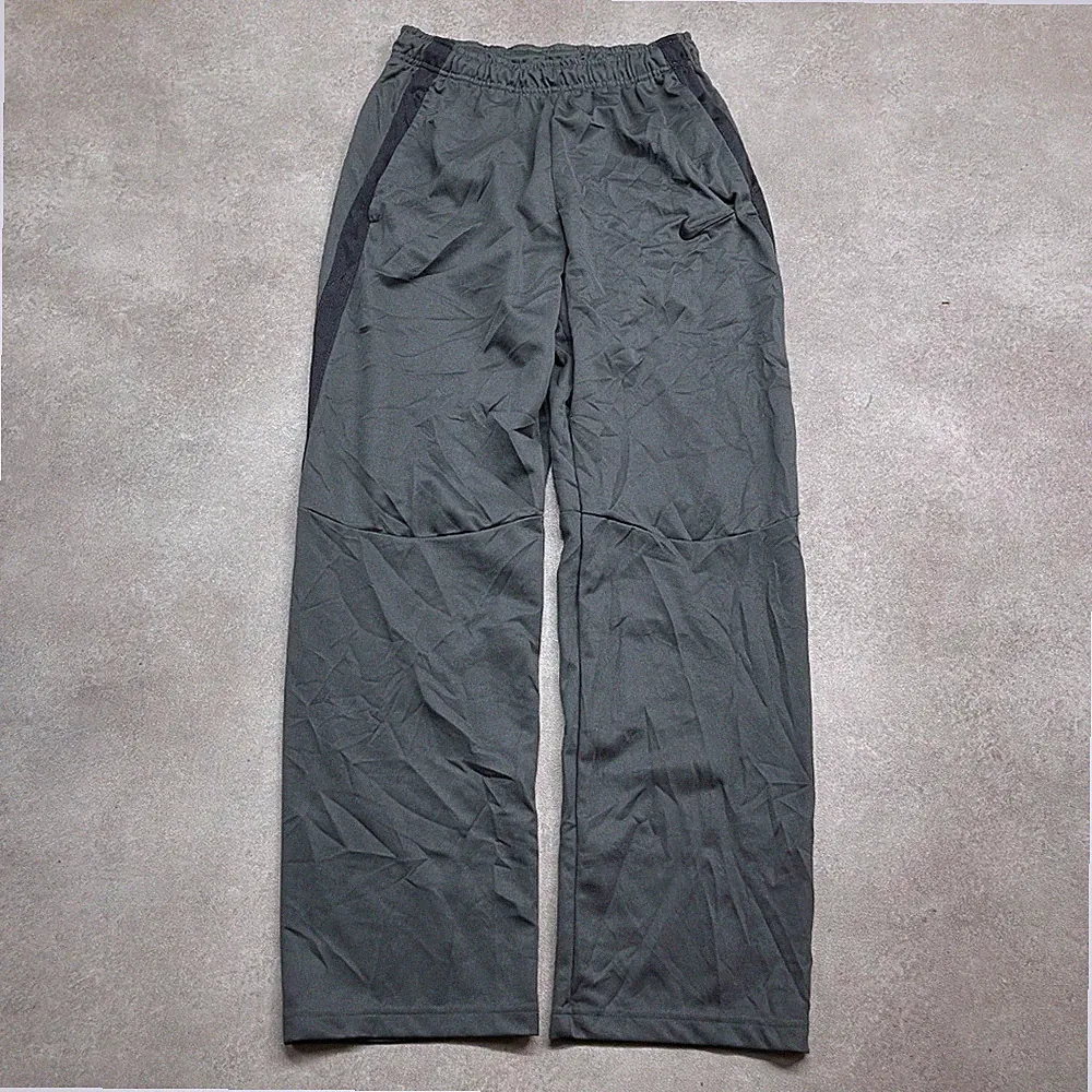 Nike Trainingshose Herren Small Swoosh Seitenstreifen Baggy Jogginghose, Grau
