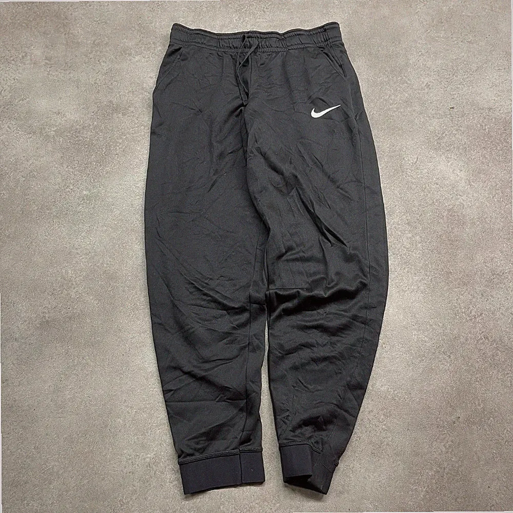Nike Trainingshose Herren XL Dri-FIT Swoosh Tapered Jogginghose, Schwarz