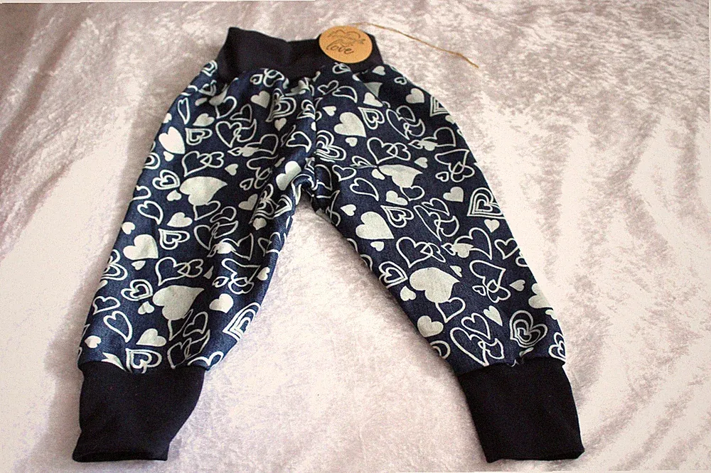 Pumphose-Jogginghose-Handmade-Gr 80-86 Kindergartenhose-mitwachshose-herzen