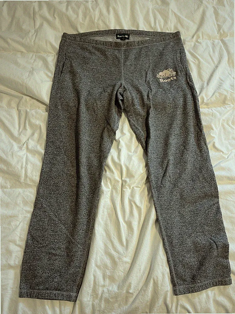 Roots Canada Jogginghose Grau mit Biber Logo und Roots Schrift hinten