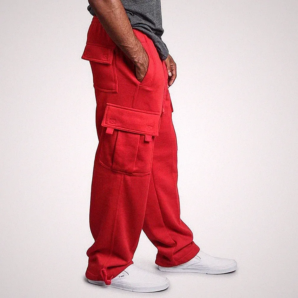 Schlanke Herren Cargo Jogginghose mit Styling geeignet für Alltag und Training