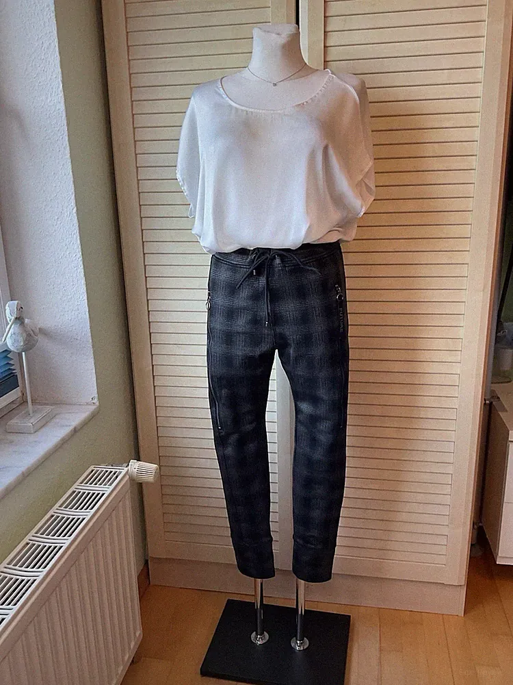 Tolle Hose von MAC Modell Future 2.0 schwarz kariert Gr. 34