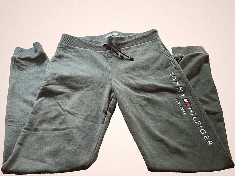 Tommy Hilfiger Jogginghose Hose grün Gr. 176 Super