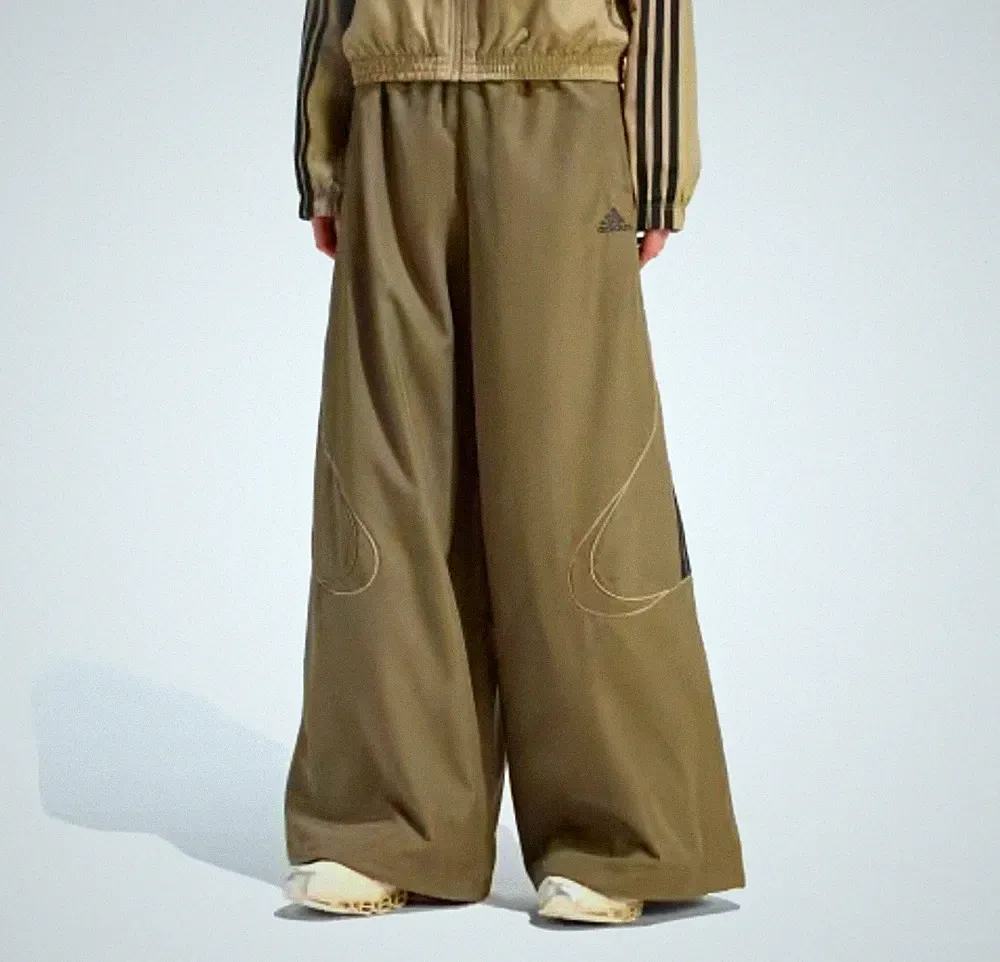 Trainingshose mit Oversized-Passform mit auffälliger Silhouette von Adidas