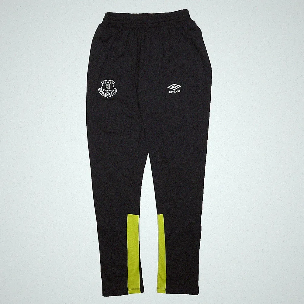 UMBRO Herren Jogginghose Schwarz Gelb Regular Tapered M W24 L29 Everton Logo