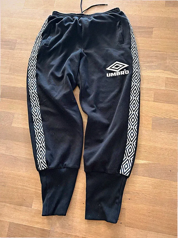 Umbro Jogginghose Schwarz/Weiß geometrische Seitenstreifen, Zugband, Taschen