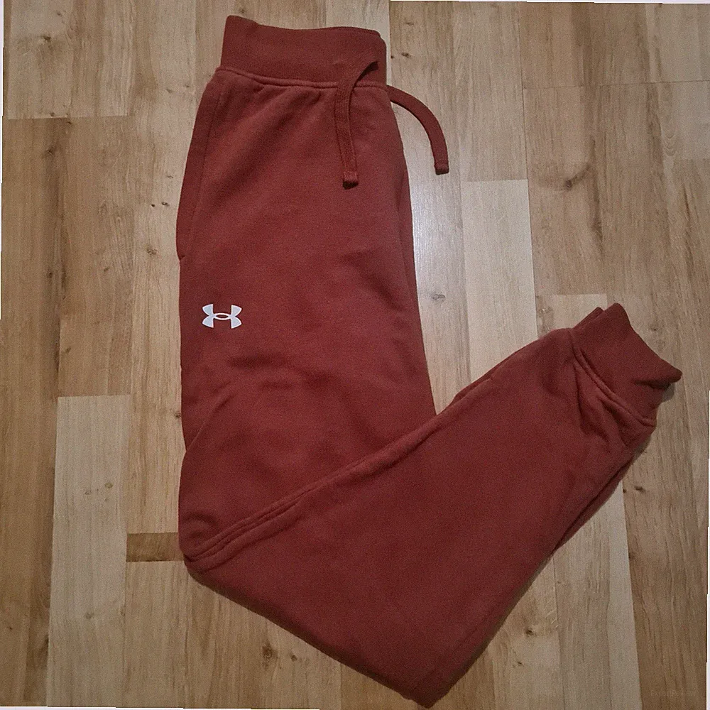 Under Armour Herren ColdGear Trainingshose Hose Jogginghose Small Loose Burgundy