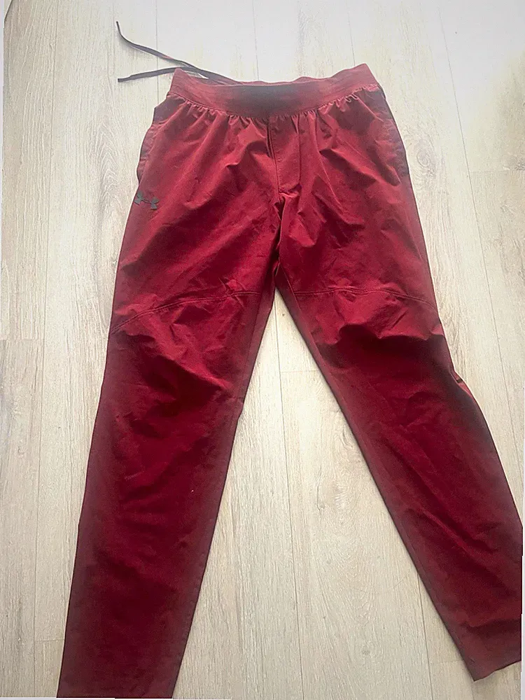 Under Armour Herren Jogginghose Rot Gr. L elastischer Bund mit Zugband