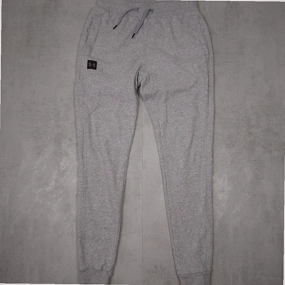 Under Armour Rival Fleece Jogginghose Herren M Grau Regular Fit Sportwear Patch