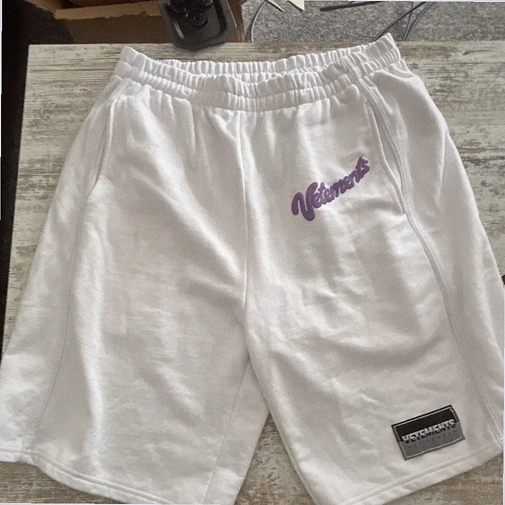 Vetements Herren Sportshorts M Weiß/Lila Logo elastisch Kordelzug Taschen